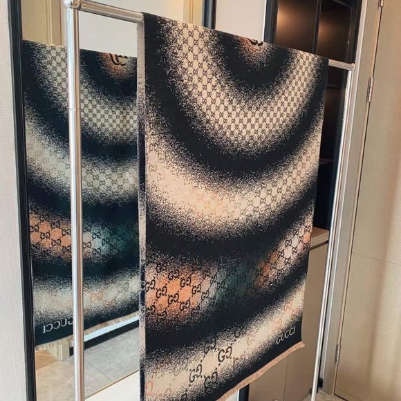 ๐โจAUTHENTICโจ๐Gucci scarf - Picture 2 of 4